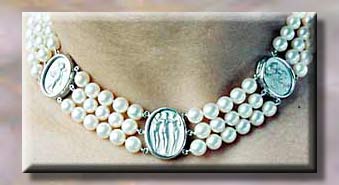 30 ThreeGracesPlatinumPearlNeck